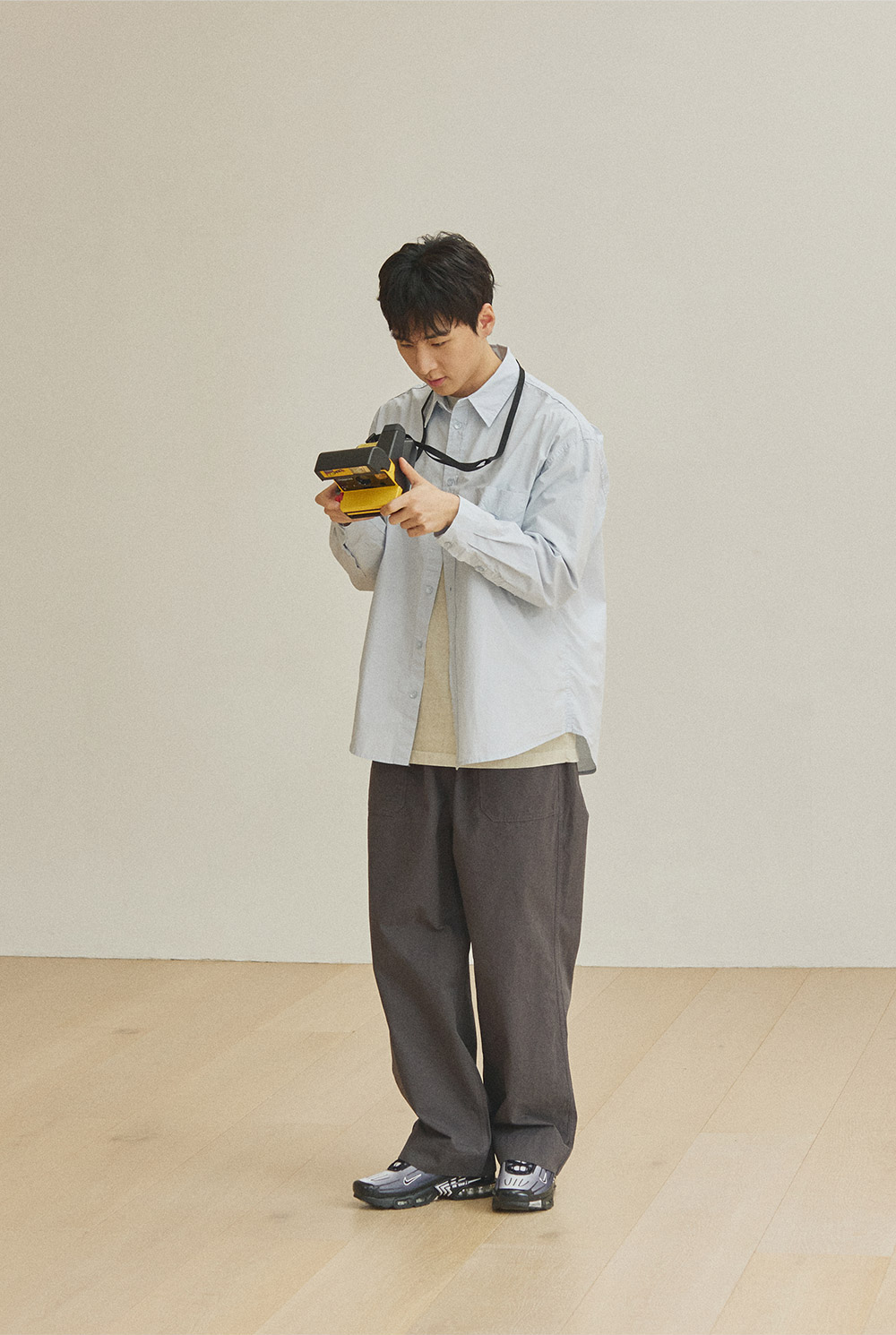 One tuck wide fatigue pants charcoal